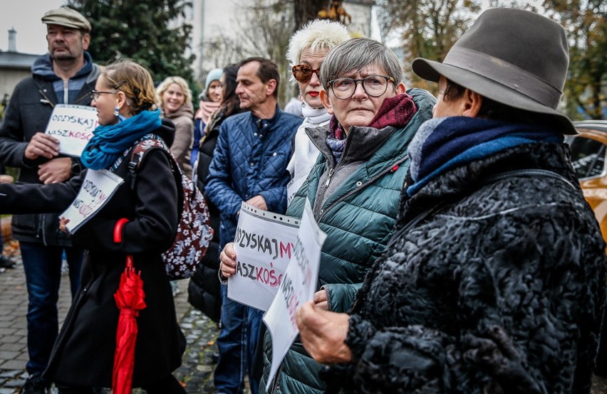 Protest w sprawie abp. Sławoja Leszka Głódzia. Wierni przyszli pod siedzibę gdańskiej kurii z transparentami "Odzyskajmy nasz Kościół"