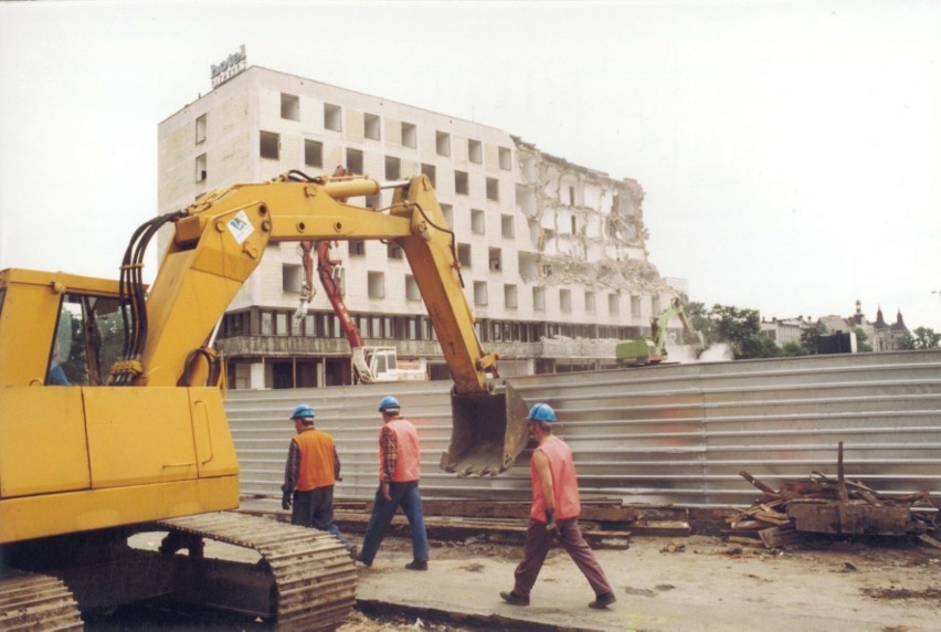 Wyburzanie starego budynku Hotelu Orbis przy ul. Powstańców...