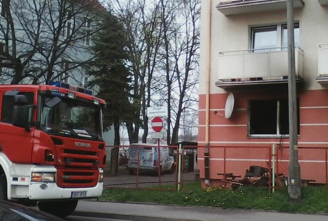Spłonęło mieszkanie na parterze, w którym przebywała jedna osoba.
