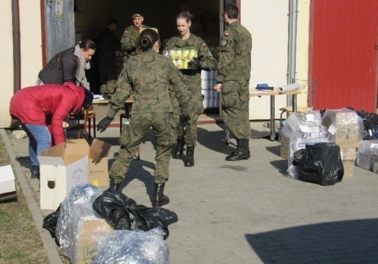 Wielka świąteczna akcja pomocy w gminie Ożarów - paczki trafiły do 340 rodzin [ZDJĘCIA]