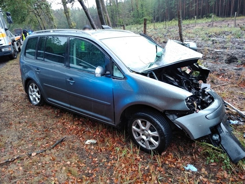 Śmiertelny wypadek w rejonie Przybiernowa. Samochód wypadł z drogi i uderzył w drzewo