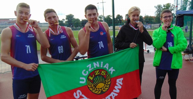 Lekkoatleci Uczniaka Szprotawa, którzy stanęli na podium w Jeleniej Górze. Od lewej: Dylan Karczewski, Hubert Trościanka, Michał Pigdanowicz, Michał Sul i Michał Suchecki