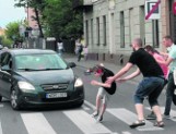 Radom. Kampania policji "Smart Stop". Używanie smartfona na ulicy stwarza zagrożenie 