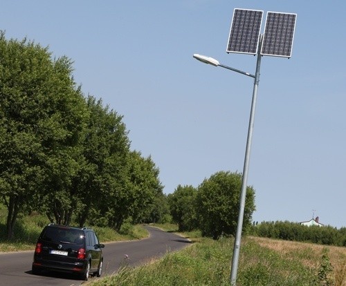 Latarnie solarne przy drodze prowadzącej do osiedla Bierkowo.