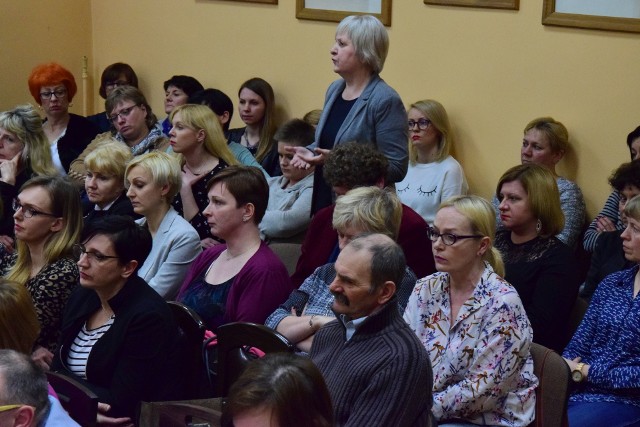 Migawka z sesji, która 22 lutego odbyła się w Gniewkowie. Elżbieta Torgowska, dyrektor gimnazjum, opowiedziała się wówczas wyraźnie za utworzeniem dwóch podstawówek w mieście.