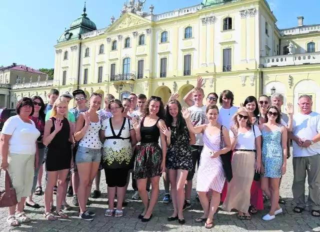 Grupa młodzieży z Litwy wspólnie z łapskimi licealistami zwiedza nasz region. Wczoraj była w Pałacu Branickich w Białymstoku, a wcześniej w Tykocinie, Waniewie i Supraślu.