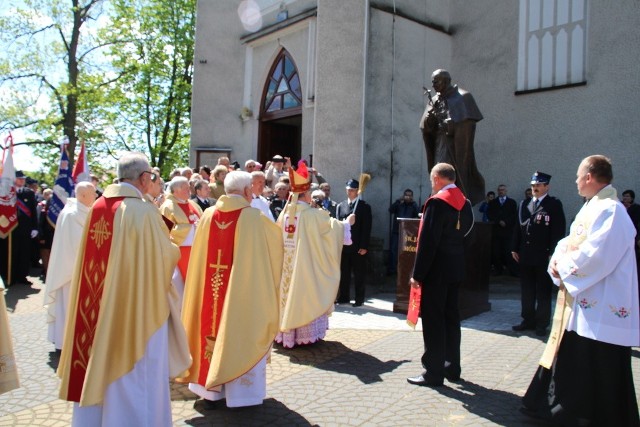 Ksiądz biskup Henryk Tomasik poświęcił pomnik Jana Pawła II w Gielniowie.
