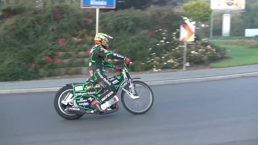 Żużlowiec Kasper Woryna robi kółka na motocyklu żużlowym na...