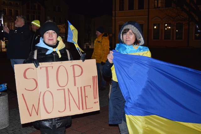 Kilkaset bytowian i tych, kt&oacute;rzy tu na Kaszubach znaleźli sw&oacute;j dom - Ukraińc&oacute;w - spotkało się na bytowskim rynku. To gest solidarności z narodem ukraińskim i protest przeciw agresji Rosji.