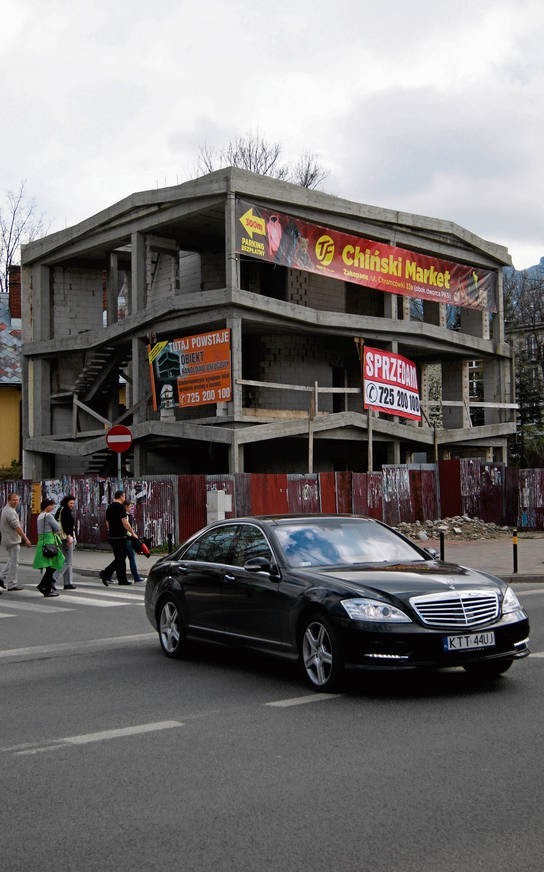 Betonowy szkielet budynku stojącego na skrzyżowaniu ulic Kościuszki i Sienkiewicza od lat nie doczekał się wykończenia