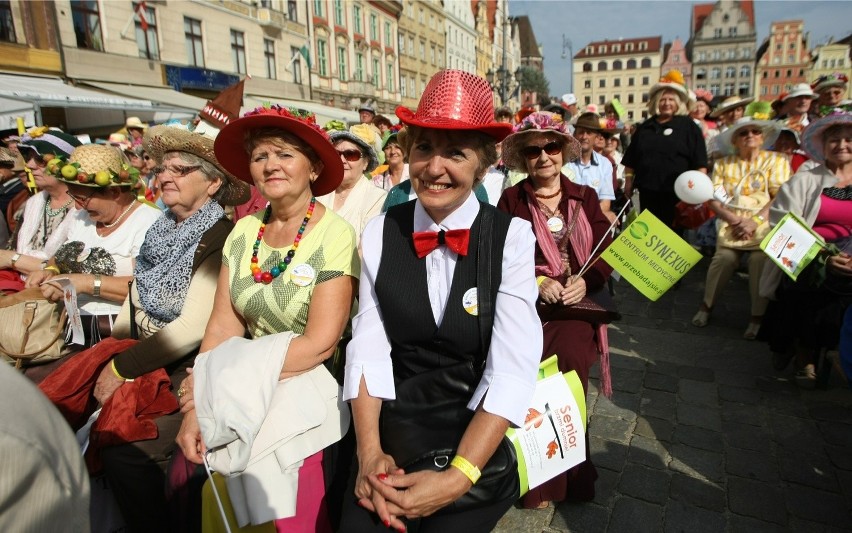 Marsz Kapeluszy we Wrocławiu. Seniorzy pobili rekord Guinessa (ZDJĘCIA, FILM)