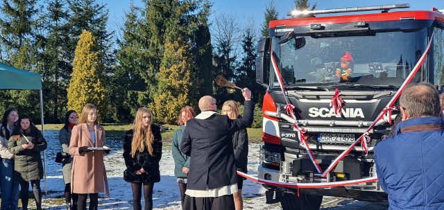 Nowy wóz bojowy dla OSP Dusocin w Gminie Grudziądz kosztował ponad milion złotych. Zastąpi wysłużonego stara z 1980 roku.