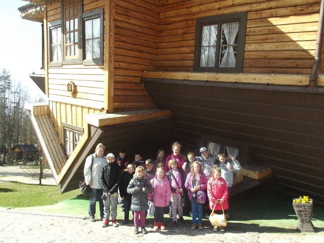 Uczniowie ze Szkoły Podstawowej w Słosinku, którzy uczą się języka kaszubskiego, wzięli udział w jednodniowej wycieczce do Szymbarku.