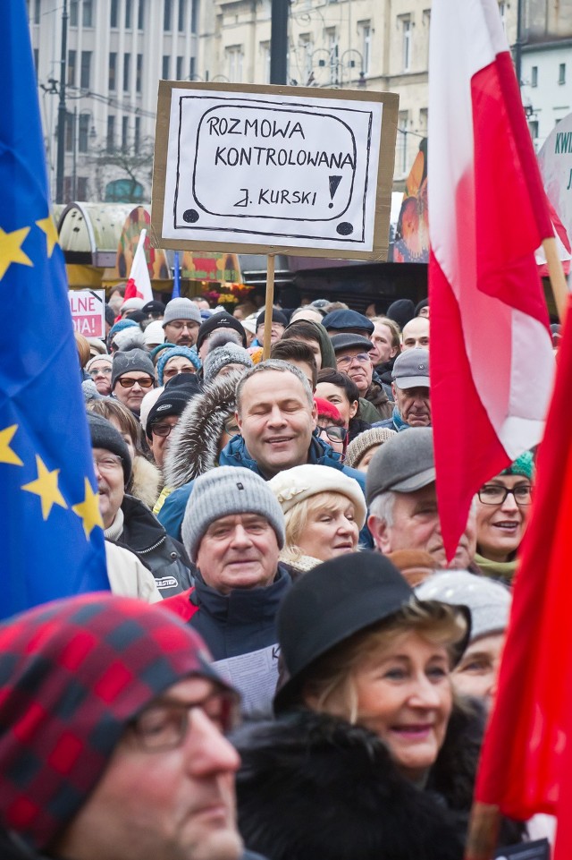 Kolejny protest Komitetu Obrony Demokracji zaplanowano na dziś w 19 miastach w Polsce. R&oacute;wnież w naszym regionie.W Bydgoszczy akcja rozpoczęła się o godz. 14 na bydgoskim placu Wolności. Tym razem manifestujący poapieralio dziennikarzy - jak to określają - jeszcze publicznych. Uczestnicy domagali się zahamowania reformy medi&oacute;w publicznych. Manifestacja zorganizowana była pod hasłem &quot;Wolne media&quot;.&lt;center&gt;Manifestacja KOD w Bydgoszczy.&lt;iframe src=&quot;http://get.x-link.pl/cf9661e4-c1a7-7338-12dd-328954f2eb7f,453ef7fb-eed1-dc00-2466-060c0aff085a,embed.html&quot; width=&quot;640&quot; height=&quot;360&quot; frameborder=&quot;0&quot; webkitallowfullscreen=&quot;&quot; mozallowfullscreen=&quot;&quot; allowfullscreen=&quot;&quot;&gt;&lt;/iframe&gt;&lt;/center&gt;To kolejna manifestacja KOD. Ostatnia miała miejsce 19 grudnia 2015 roku. &lt;center&gt;Kontrmanifestacja KOD w Bydgoszczy. M&oacute;wi Krystian Frelichowski.&lt;iframe src=&quot;http://get.x-link.pl/cf9661e4-c1a7-7338-12dd-328954f2eb7f,63a1d931-e8c4-46f9-1044-85011ccef59a,embed.html&quot; width=&quot;640&quot; height=&quot;360&quot; frameborder=&quot;0&quot; webkitallowfullscreen=&quot;&quot; mozallowfullscreen=&quot;&quot; allowfullscreen=&quot;&quot;&gt;&lt;/iframe&gt;&lt;/center&gt;Jednocześnie trwała kontrmanifestacja wsp&oacute;łorganizowana przez Bydgoską Ligę Rodzin oraz Klub Gazety Polskiej. Na Placu Wolności zgromadziło się kilkaset os&oacute;b. Słychać było okrzyki, odśpiewano hymn. Manifestanci skandowali m.in. &quot;- Nie dla KOD-u, tak dla narodu&quot;&lt;center&gt;Przebieg manifestacji transmitowaliśmy na żywo.&lt;iframe src=&quot;https://embed.bambuser.com/channel/pomorskapl&quot; width=&quot;460&quot; height=&quot;345&quot; frameborder=&quot;0&quot;&gt;Your browser does not support iframes.&lt;/iframe&gt;&lt;/center&gt;Dołącz do dyskusji na naszym forum &lt;a href=&quot;http://forum.pomorska.pl/manifestacja-kod-juz-dzis-w-bydgoszczy-kontrmanifestacja-tez-t217369/&quot;&gt;&lt;b&gt;tutaj&lt;/b&gt;&lt;/a&gt;.