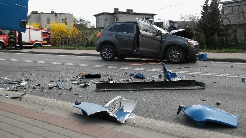 Osobowe mitsubishi zderzyło się z ciężarówką na ulicy...