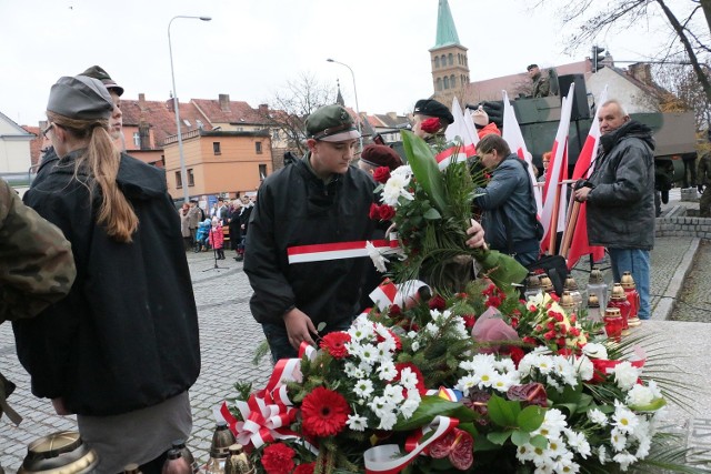 Wieńce składali przed pomnikiem harcerze.