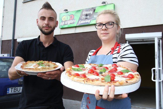 Rafał Janik i Maryna Gloza z Na Wynos zachęcają do zamówień dań w dostawie. Oferta jest dość rozbudowana.