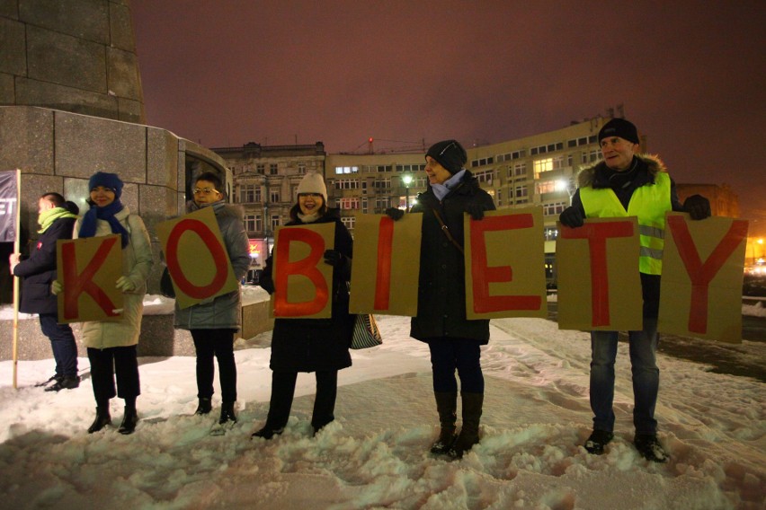 Manifestacja w obronie praw kobiet na Placu Wolności. Protest zgromadził około 500 osób [zdjęcia]