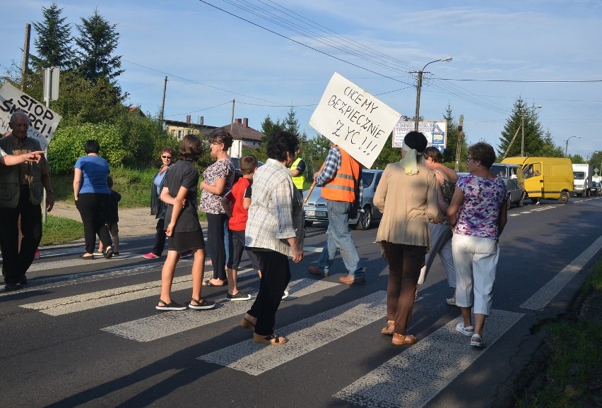 Protest w Nowosolnej. Mieszkańcy po raz kolejny zablokowali ulice [ZDJĘCIA+FILM]