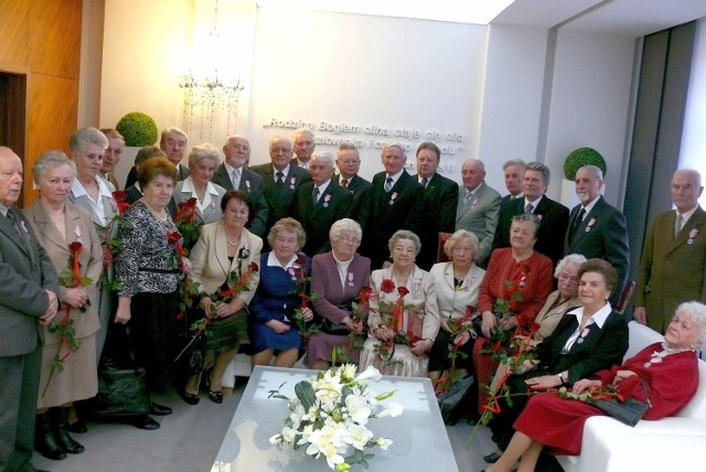 Pamiątkowe zdjęcie jubilatów z wiceprezydentem miasta Sylwestrem Kwietniem