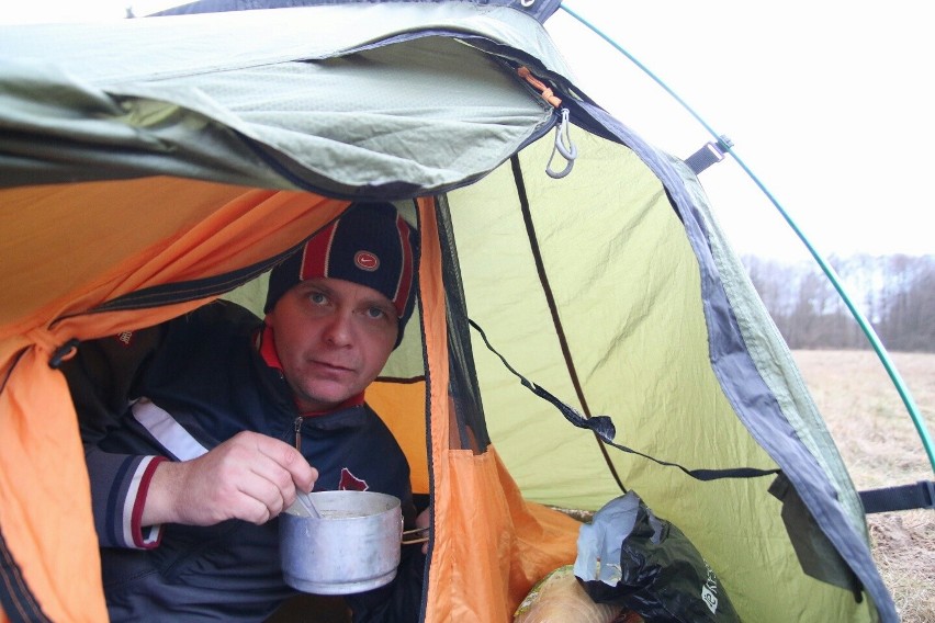 Tylko namiot daje schronienie przed opadami i wiatrem.