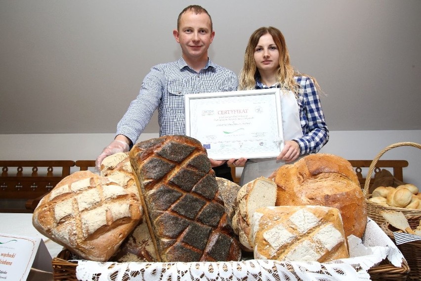 Stanisław i Paulina Sajeccy prezentują chleb wąchocki i...