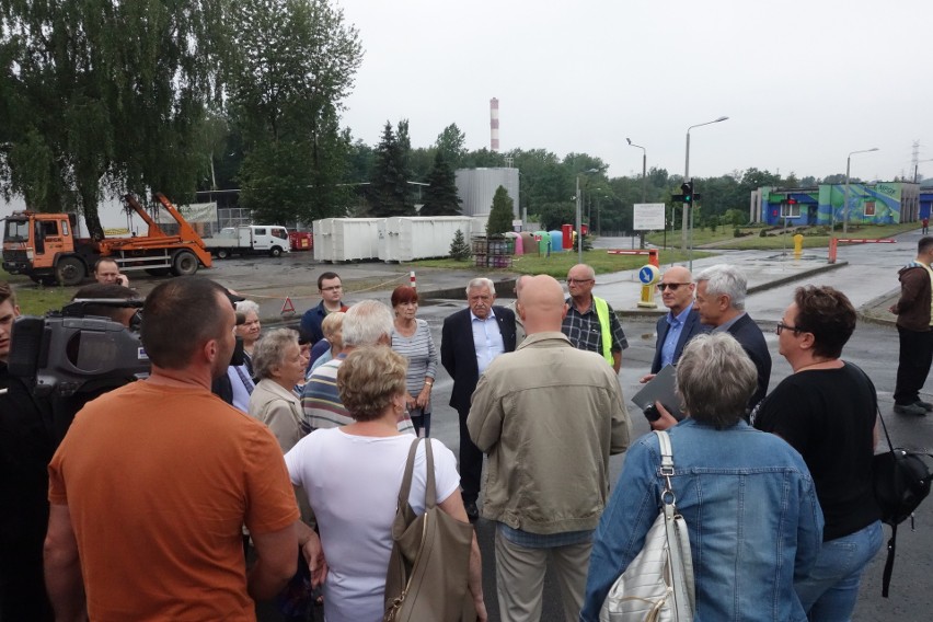 Spotkanie mieszkańców przed siedzibą MPGK Katowice przy ul....