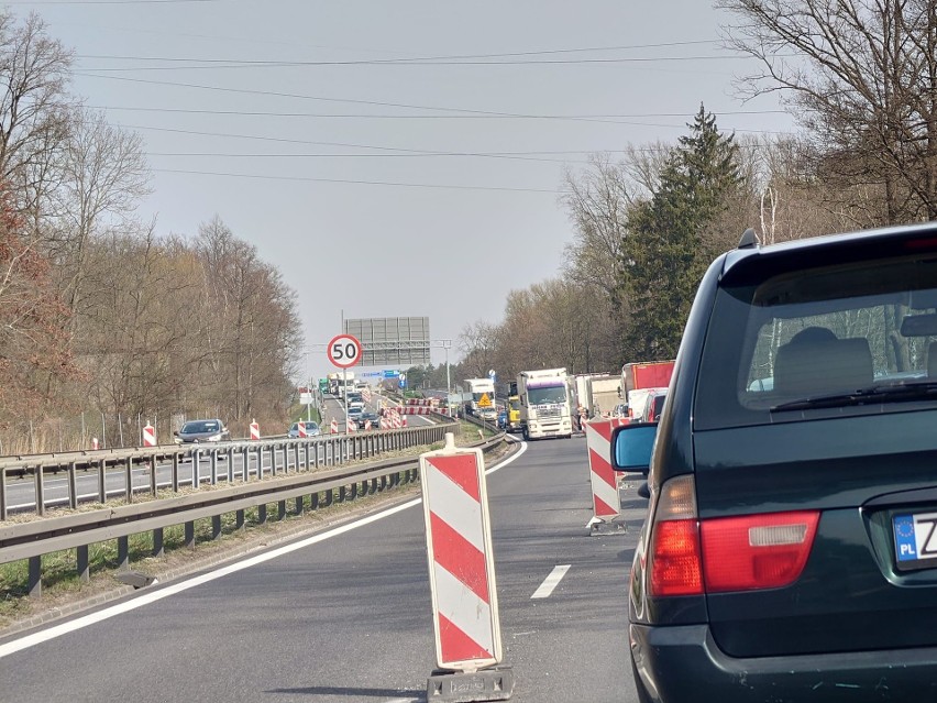 Zderzenie dwóch tirów i gigantyczny korek na drodze A6