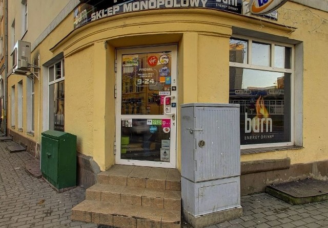 Żona posła PiS, Luiza Kossakowska, otworzyła dzisiaj swój sklep monopolowy przy ul. Kościuszki. Sprzedawała wraz z inną ekspedientką. Dziś wypada jednak niedziela zakazująca handlu.