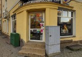 Żona posła PiS Wojciecha Kossakowskiego otworzyła sklep monopolowy w zakaz handlu. Z ekspedientką