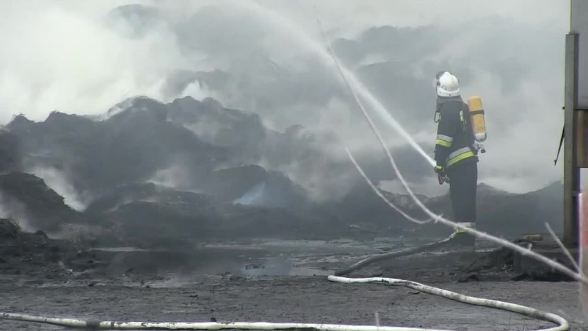 Pożar składowiska opon w Sernikach. Akcja gaśnicza dobiega końca                    