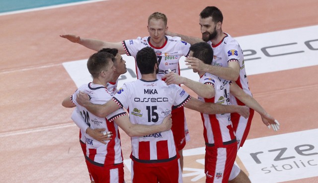 Pewne zwycięstwo rzeszowskiej drużyny. Asseco Resovia Rzeszów - Jastrzębski Węgiel 3:0 (25:21, 25:21, 25:17). CZYTAJ WIĘCEJOdnowiona szatnia siatkarek Developresu SkyRes Rzeszów. Nowe logo, nowe maskotki 