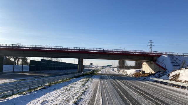 Budowę krajowej &quot;si&oacute;demki&quot; do Warszawy podzielono na trzy etapy. pierwszy od Gr&oacute;jca do Tarczyna jest najbardziej zaawansowany. Jak zapewnia Generalna Dyrekcja Dr&oacute;g Krajowych i Autostrad trwają tam już ostatnie prace, głownie na drogach technicznych i dojazdowych. W połowie grudnia puszczono już nawet ruch trasa gł&oacute;wną. Ale, jak przypomina zarządca tylko warunkowo. Czytaj dalej klikając w zdjęcia &gt;&gt;&gt;