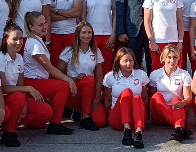 Adrianna Kąkol (na zdjęciu w środku) reprezentuje klub z Krakowa
