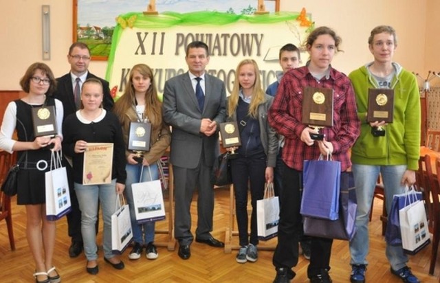 Pamiątkowe zdjęcie laureatów XII Powiatowego Konkursu Ortograficznego ze starostą szydłowieckim i organizatorami zmagań.