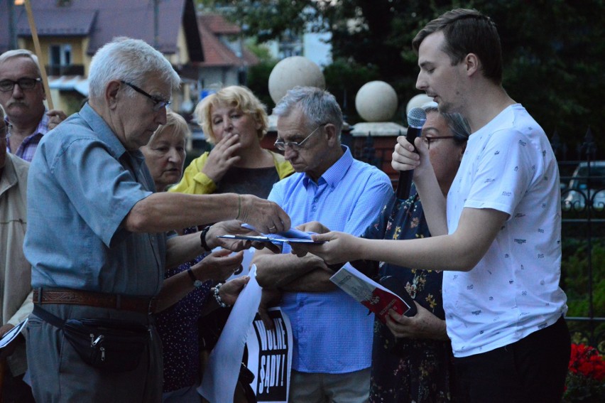 Myślenice. Zapłonęło "światełko dla sądów" [ZDJĘCIA]