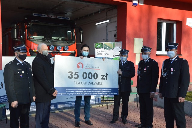 Spotkanie w Dalewicach, na którym przekazano symboliczne czeki dla jednostek strażackich