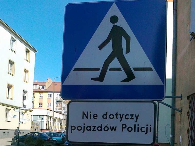 Znak informujący o przejściu dla pieszych nie dotyczył policjantów. Zwróciło to uwagę naszego uważnego Czytelnika. 
