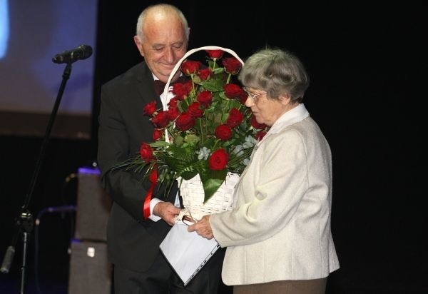 Założyciel zespołu, profesor Stanisław Adamczak, podziękował współzałożycielce, druhnie Emilii Molsiej, wręczając jej bukiet złożony z 42 róż, bo idea zespołu narodziła się dwa lata wcześniej.