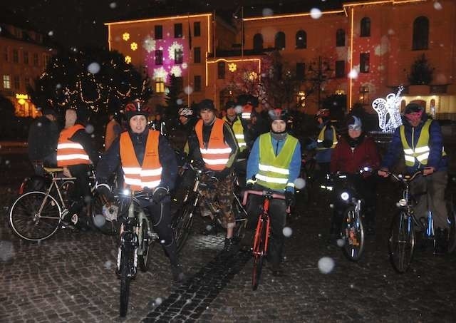 W zeszłym roku niektórzy mieli karnawałowe maski, jutro mile widziane  są świąteczne akcenty na rowerach