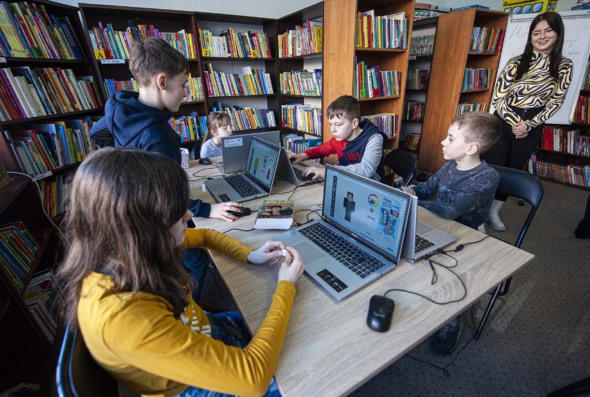Minecraft w Miejskiej Bibliotece w Darłowie. Dzieci projektują postacie z bajek [ZDJĘCIA]