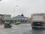 Zderzenie osobówki z ciężarówką na Krakowskiej w Rzeszowie [ZDJĘCIA]