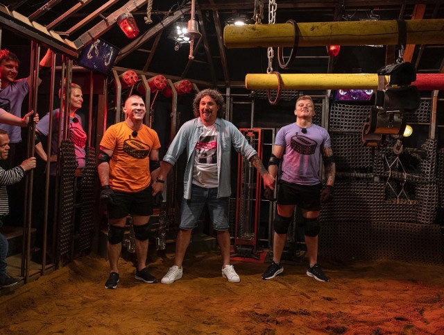 Daniel Rutkowski (po lewej stronie) i Patryk Kaczmarczyk (po prawej stronie) wzięli udział w piątkowym odcinku Fort Boyard.