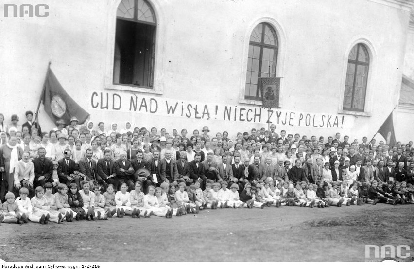 Lata międzywojenne. Obchody rocznicy cudu nad Wisłą, czyli...