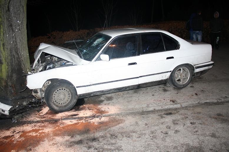 Pijani wracali z dyskoteki. Ich BMW zatrzymało się na drzewie