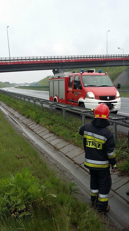 Wypadek na A1 między zjazdem Żory a zjazdem Świerklany. Osobowa mazda wypadła z autostrady za barierki ZDJĘCIA