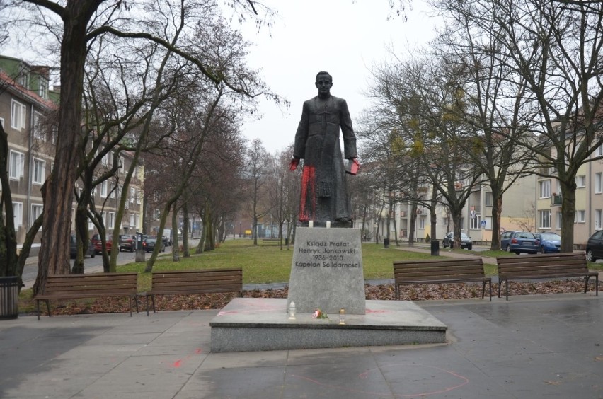 Pomnik ks. Henryka Jankowskiego w Gdańsku oblany farbą. Na...