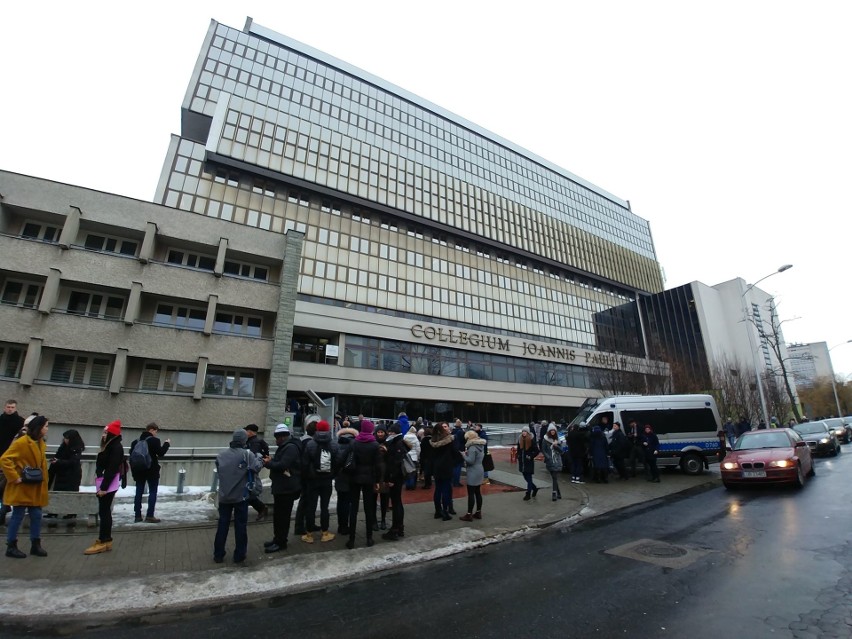 Alarm bombowy na Katolickim Uniwersytecie Lubelskim i ewakuacja. Zobacz zdjęcia