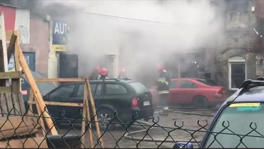 Pożar auta i warsztatu przy ulicy Jurowieckiej 31