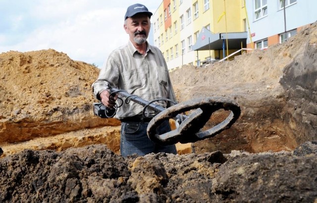 Kierownik prac badawczych Mirosław Andrałojć podczas wykopalisk